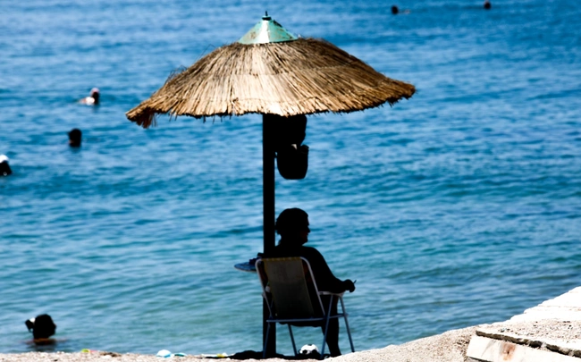 Ζεστός καιρός οδήγησε τους κατοίκους στη θάλασσα