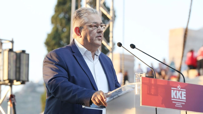 Ο Δημήτρης Κουτσούμπας στη συναυλία για τον Μίκη Θεοδωράκη