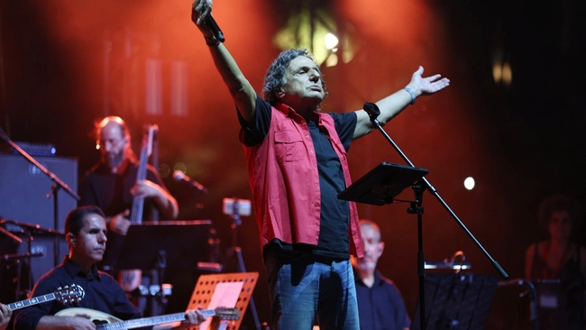 Ο Βασίλης Παπακωνσταντίνου στη συναυλία για τον Μίκη Θεοδωράκη