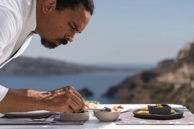 φτιάχνει πιάτα 