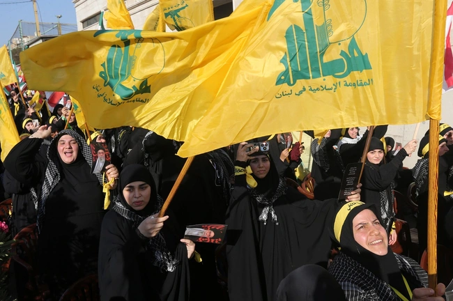 Γυναίκες κρατούν σημαίες της Χεζμπολάχ