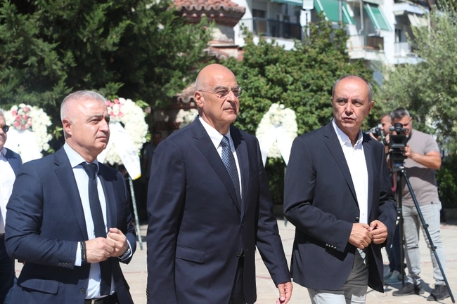 Κηδεία Βεσυρόπουλου Νίκος Δένδιας