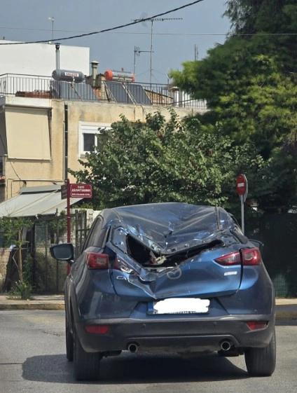 Τρακαρισμένο αυτοκίνητο στην Αθήνα