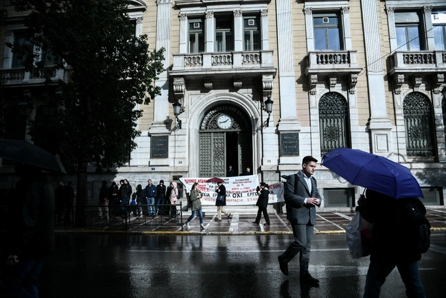 Εργαζόμενοι εν μέσω διαδήλωσης στην Αθήνα