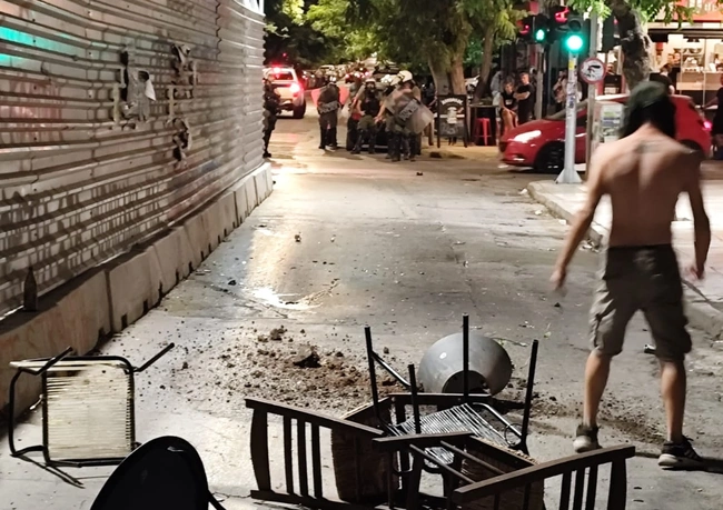 Επεισόδια τώρα στα Εξάρχεια