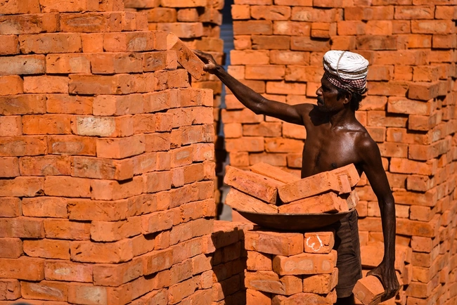 Άνδρας σε οικοδομή στην Ινδία