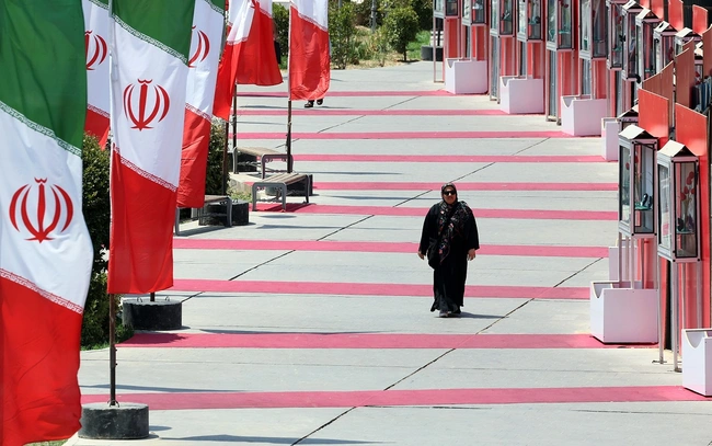 Γυναίκα περπατάει στο Ιράν