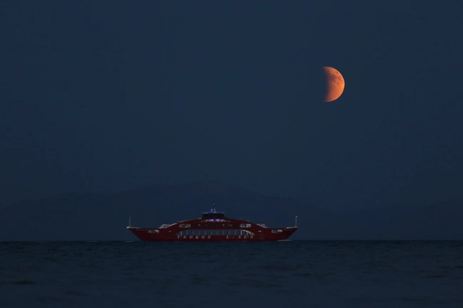 Το ματωμένο φεγγάρι