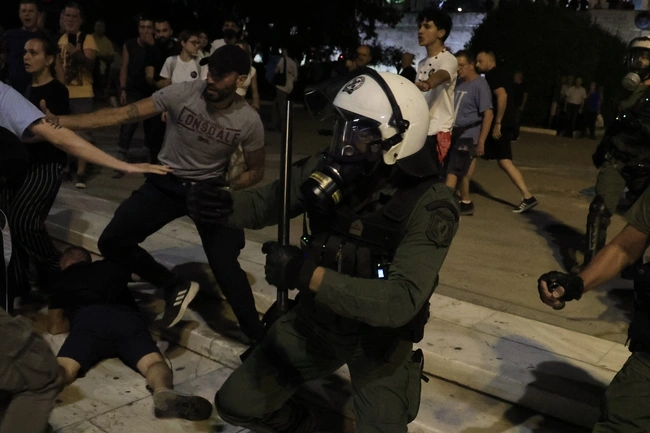 Επεισόδια στο Σύνταγμα για τα Τέμπη