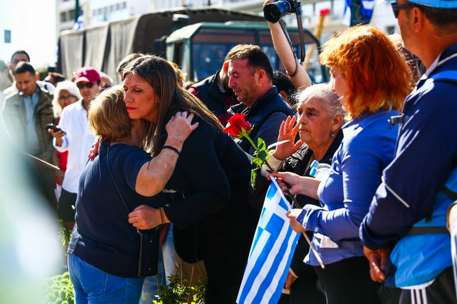 H Ζωή Κωνσταντοπούλου στο άτυπο μνημείο των θυμάτων των Τεμπών