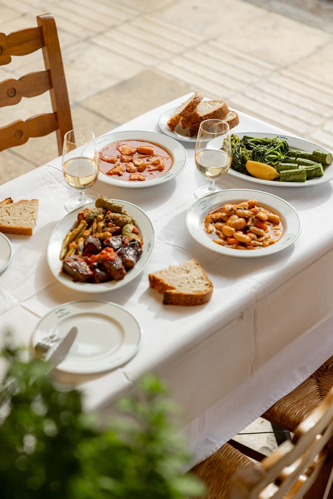 τραπέζι με φαγητά οικονόμου 