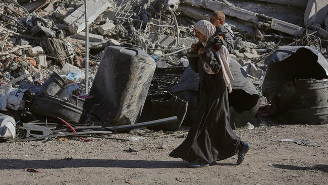 Παλαιστίνια μητέρα και παιδί στη Γάζα