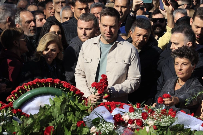 Ο Στέφανος Κασσελάκης καταθέτει στεφάνι στο μνημείο του Πολυτεχνείου