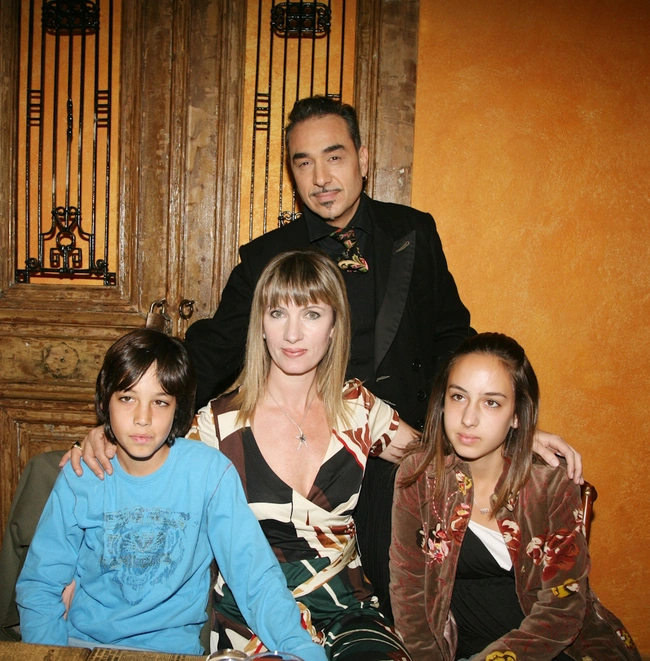 Ο Νότης Σφακιανάκης με την Κίλι και τα παιδιά τους