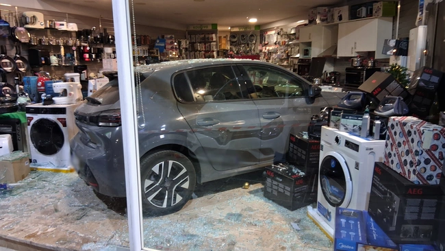 Αυτοκίνητο εισέβαλε σε κατάστημα