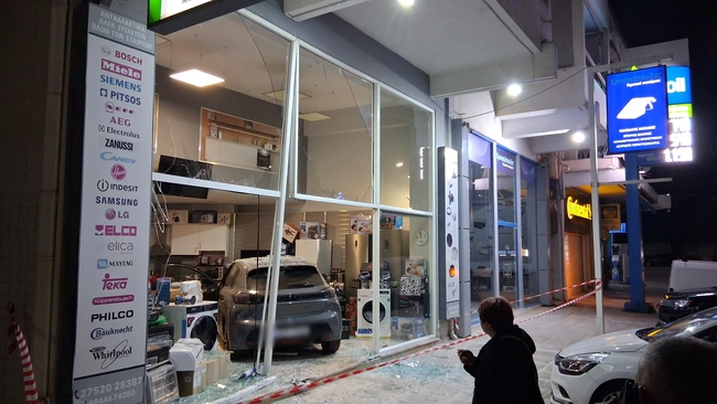 Αυτοκίνητο εισέβαλε σε κατάστημα