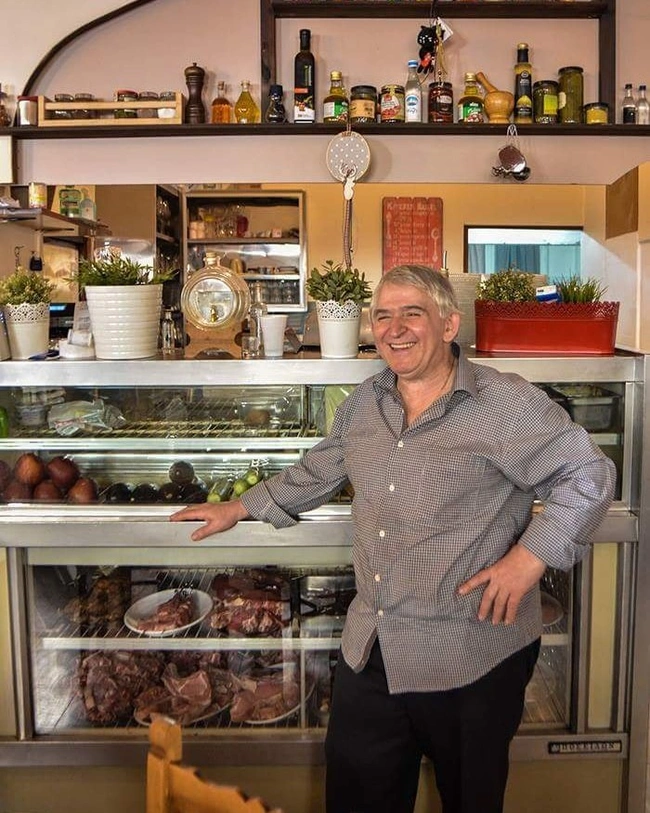 Μαύρος γάτος με ιδιοκτήτη 