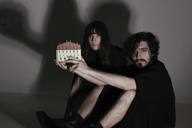 ΤΟ ΞΕΝΟΔΟΧΕΙΟ Η ΝΥΧΤΑ ΠΟΥ ΠΕΦΤΕΙ