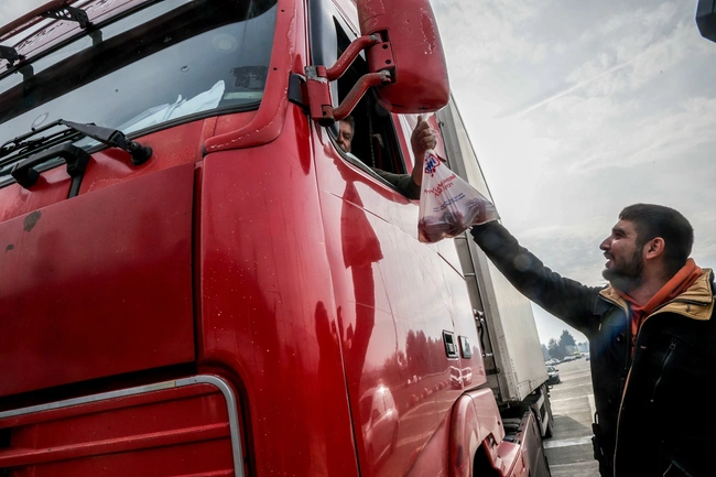 Οι αγρότες στα διόδια Μακρυχωρίου