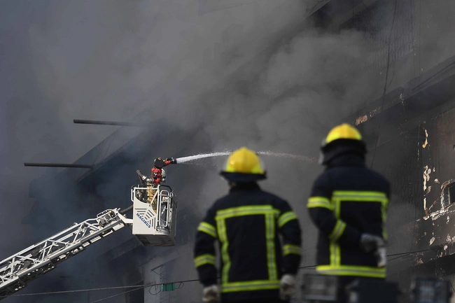 Φονική φωτιά σε εμπορικό κέντρο στο Καράτσι