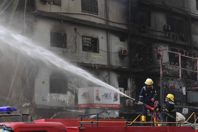 Φονική φωτιά σε εμπορικό κέντρο στο Καράτσι