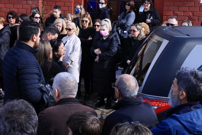 Η κηδεία της 45χρονης Ελένης που σκοτώθηκε στη Βιολάντα