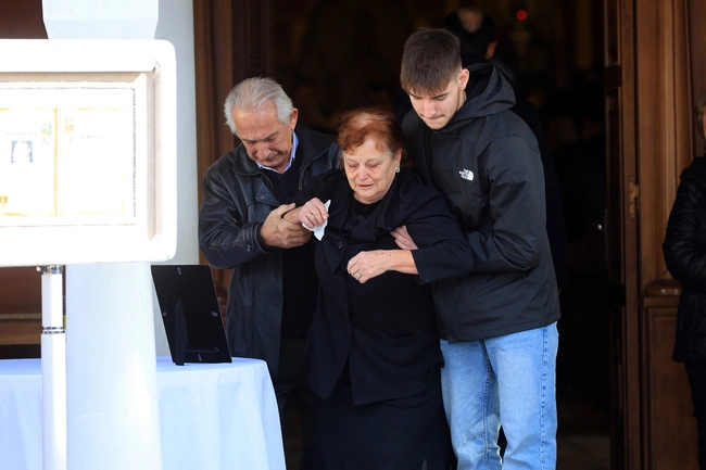 Η κηδεία της 45χρονης Ελένης που σκοτώθηκε στη Βιολάντα