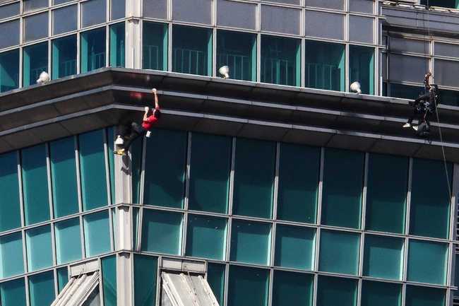 Ο Alex Honnold σκαρφαλώνει σε κτίριο της Ταϊπέι χωρίς προστατευτικά σχοινιά