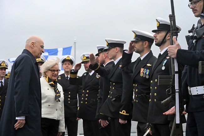Ο Νίκος Δένδιας και η Γαλλίδα ομόλογός του, Κατρίν Βοτρέν, στη φρεγάτα «Κίμων»