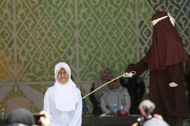 Ζευγάρι στην Ινδονησία τιμωρήθηκε με δημόσιο ραβδισμό