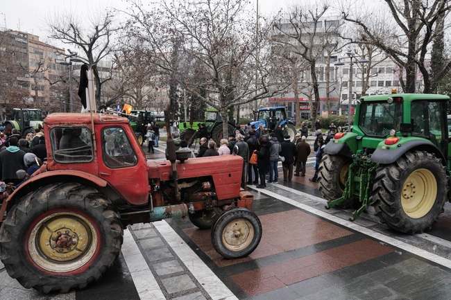«Παρέλαση» τρακτέρ στη Λάρισα
