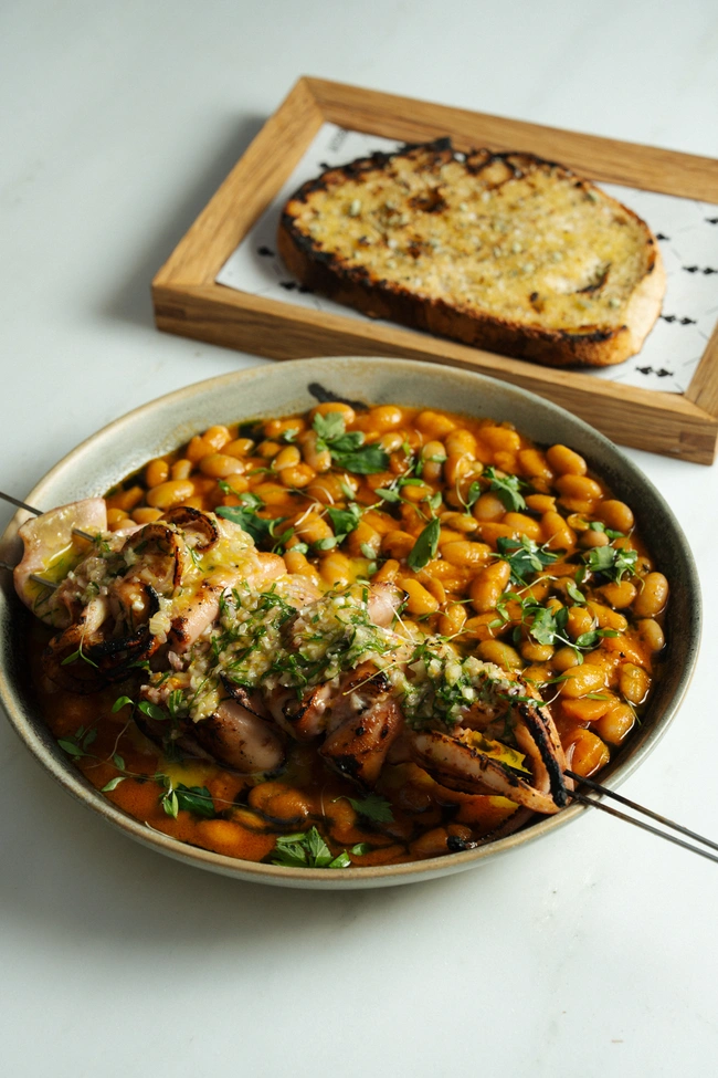 kalamari me fasolada 