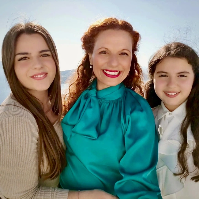 Οι δύο πιανίστριες με την μητέρα τους