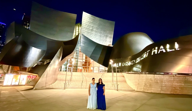 H δύο πιανίστριες στο Walt Disney Concert Hall Los Angeles