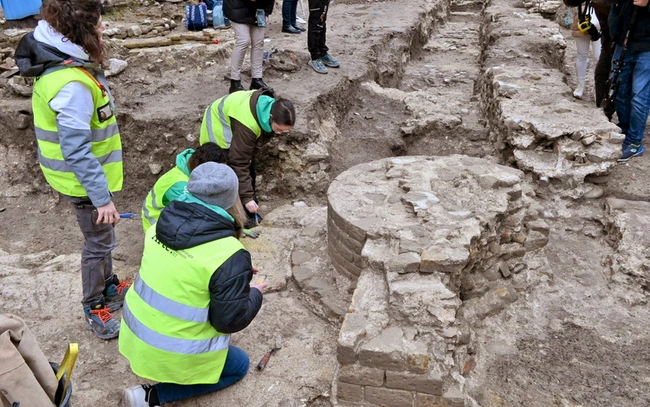 Εικόνα από τις ανασκαφές στο Φάνο της Ιταλίας όπου ανακαλύφθηκε η βασιλική του Βιτρούβιου