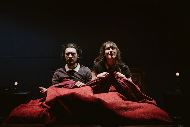 ΤΟ ΞΕΝΟΔΟΧΕΙΟ Η ΝΥΧΤΑ ΠΟΥ ΠΕΦΤΕΙ