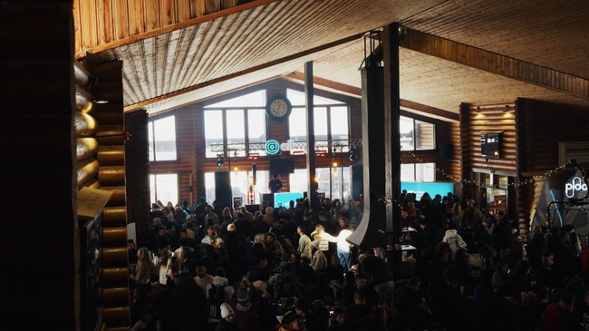 Κόσμος διασκεδάζει στο Après Ski Party της Allwyn