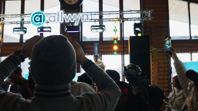 Κόσμος διασκεδάζει στο Après Ski Party της Allwyn