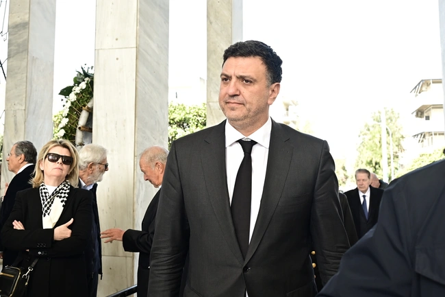 O Βασίλης Κικίλιας στην κηδεία του Αναστάση Παπαληγούρα