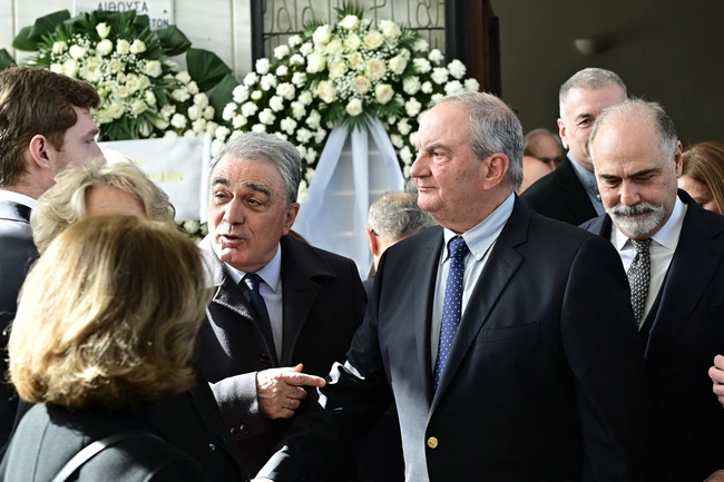 Ο Κώστας Καραμανλής στην κηδεία του Αναστάση Παπαληγούρα