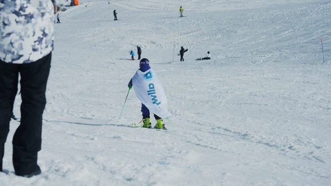 8. Η Εύα Νίκου κατεβαίνει την πίστα σκι