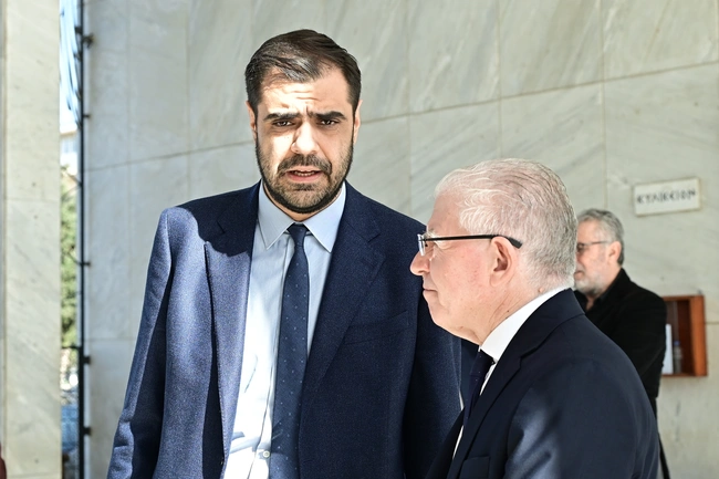 Ο Παύλος Μαρινάκης στην κηδεία του Αναστάση Παπαληγούρα