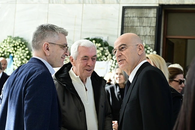 Ο Νίκος Δένδιας στην κηδεία του Αναστάση Παπαληγούρα