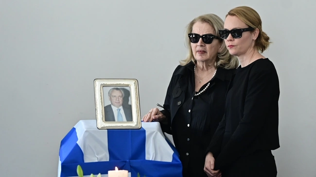 Η σύζυγος και η κόρη του Αναστάση Παπαληγούρα, στην κηδεία του