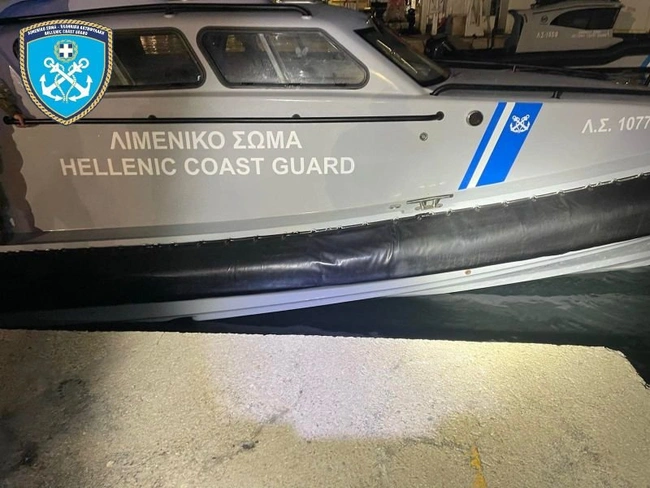 Το σκάφος του Λιμενικού που συγκρούστηκε με το φουσκωτό μεταναστών στη Χίο
