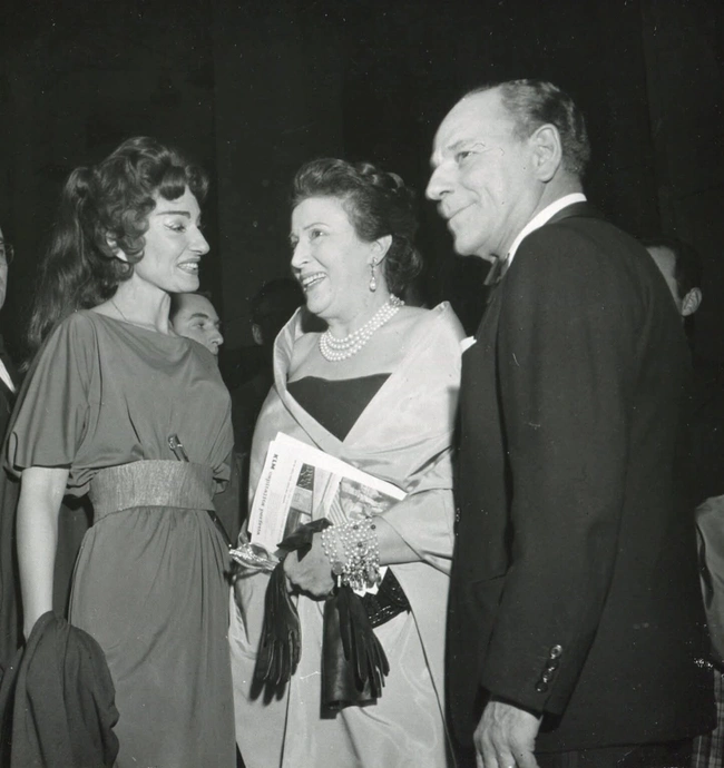 1961 Επίδαυρος. Μήδεια. Κατίνα Παξινού και Αλέξης Μινωτής φωτογραφιζονται με την θρυλική Μαρία Κάλας.