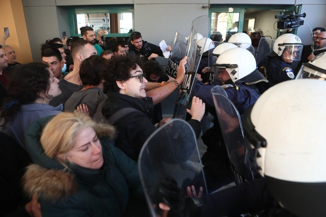 Επεισόδια στο νοσοκομείο Νίκαιας κατά την επίσκεψη Γεωργιάδη