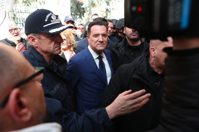 Επεισόδια στο νοσοκομείο Νίκαιας κατά την επίσκεψη Γεωργιάδη