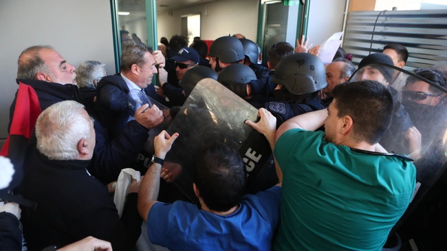 Επεισόδια στο νοσοκομείο Νίκαιας κατά την επίσκεψη Γεωργιάδη