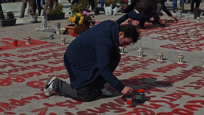 Φοιτητής ξαναγράφει το μνημείο των νεκρών στα Τέμπη